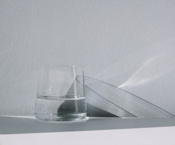 Minimalist artistic representation of clarity and focus lines